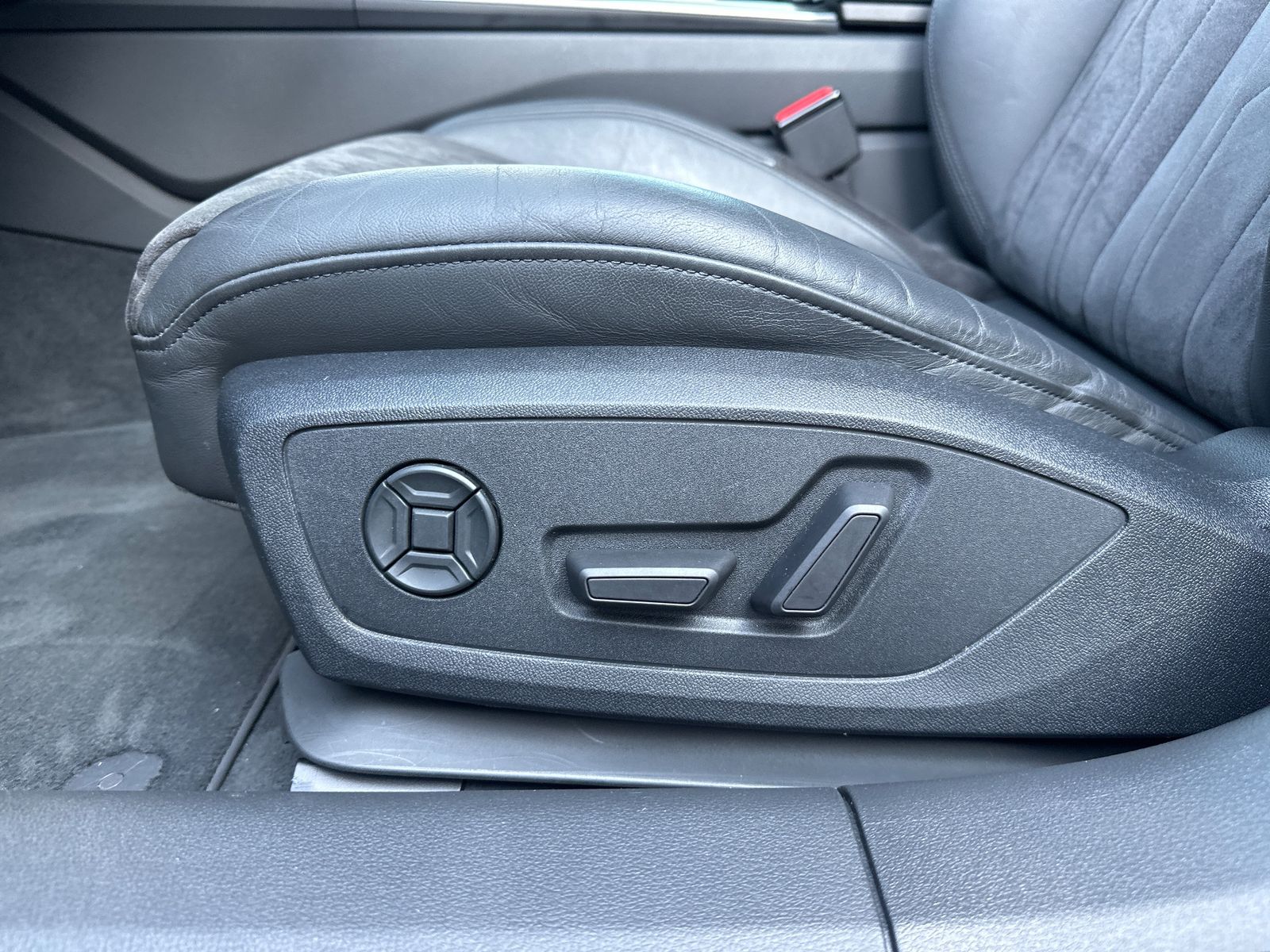 Fahrzeugabbildung Audi A6 Avant 40 TDI Sport NAV+LED+SHZ+KAM+AHK+DAB