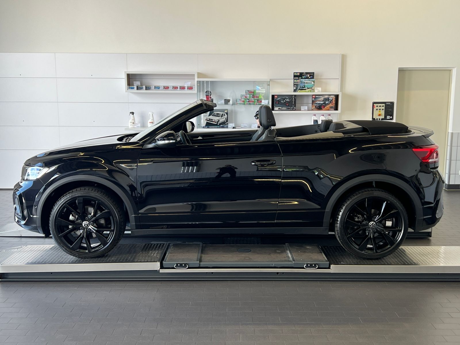 Fahrzeugabbildung Volkswagen T-Roc Cabriolet R-Line 1.5 TSI DSG *BlackStyle,A