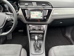 Fahrzeugabbildung Volkswagen Touran Comf. DSG Navi Sitzh Pano AHK Kamera