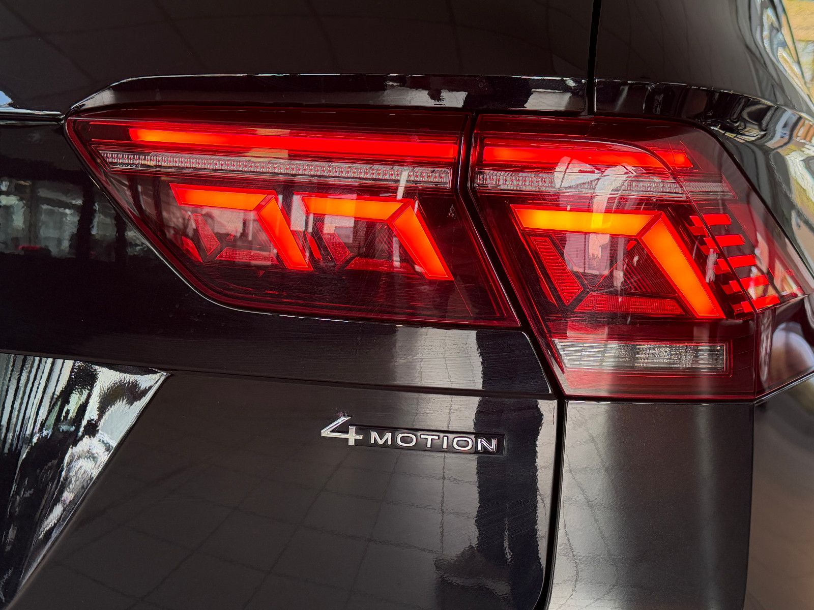 Fahrzeugabbildung Volkswagen Tiguan Allspace R-Line /PANO/HUD/HARMAN-KARDON/