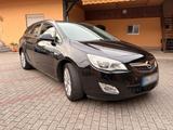 Opel Astra J Sportstourer 1.6 Benzin - Opel Astra aus 2010: Sports