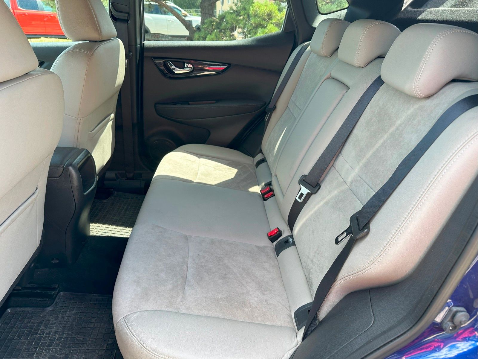 Fahrzeugabbildung Nissan Qashqai Tekna Panoramadach AHK