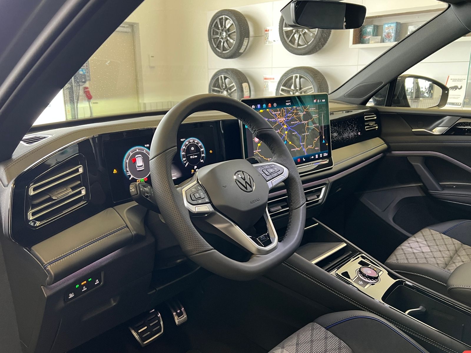 Fahrzeugabbildung Volkswagen Tiguan R-Line 1.5 eTSI DSG *AHK, IQ.Light, DCC,