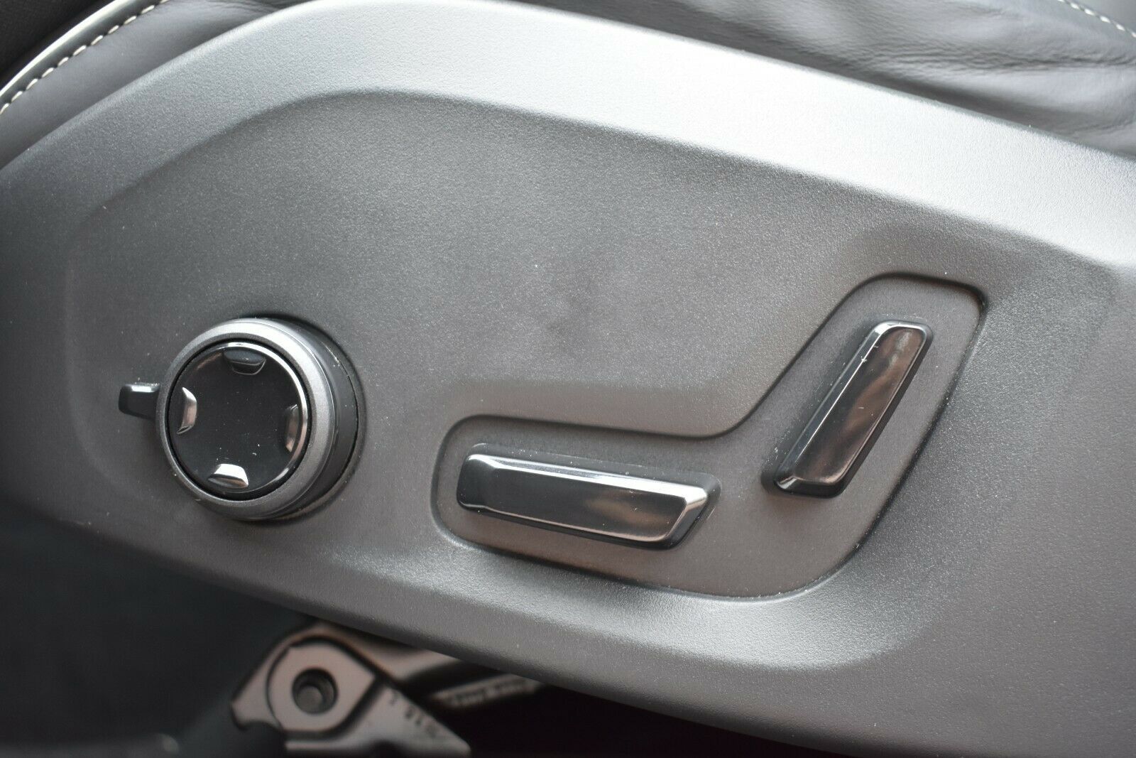 Fahrzeugabbildung Volvo XC60 T8 R-Design*AWD*RFK*Luft*LED*NAVI*MIETKAUF