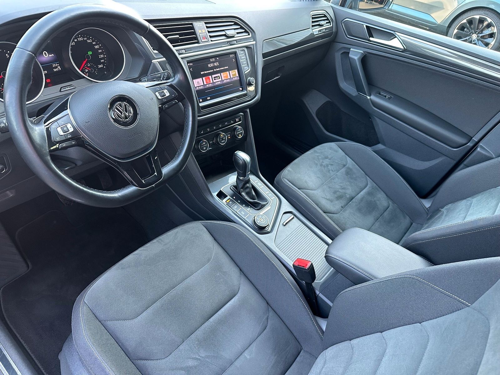 Fahrzeugabbildung Volkswagen Tiguan 1.4 TSI DSG 4M NAV+LED+SHZ+HUD+ACC+AHK