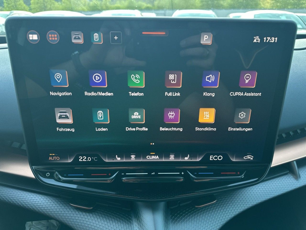 Fahrzeugabbildung CUPRA Tavascan VZ 4Drive 340 PS 77 kWh - mit KI generiert/bearbeitet