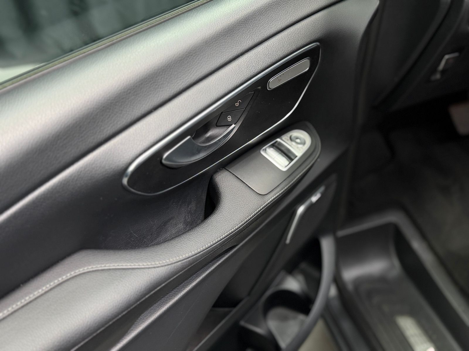 Fahrzeugabbildung Mercedes-Benz V300 d AVANTGARDE EDITION 4MATIC lang|BURMESTER|
