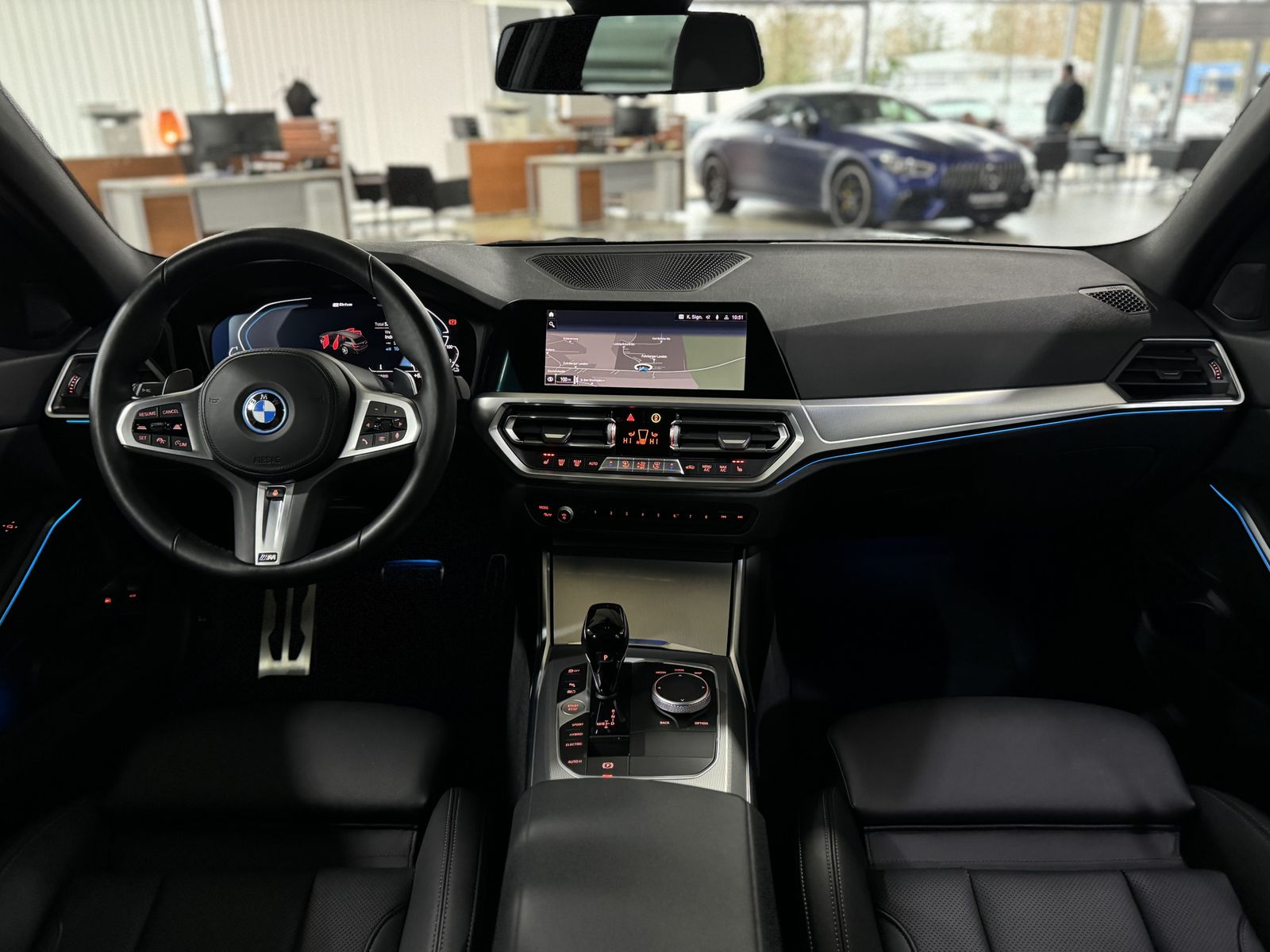 Fahrzeugabbildung BMW 320e M Sport Panoram Kamera HUD DAB HiFi Komfort