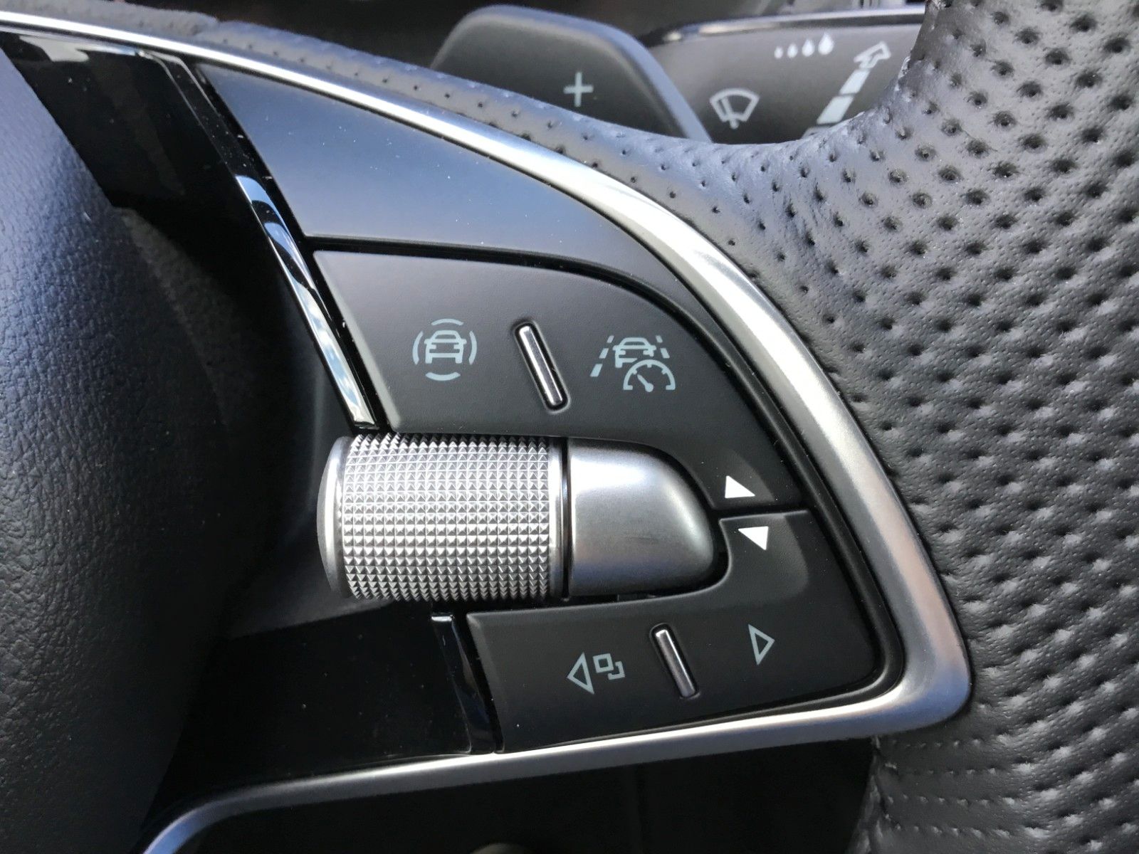 Fahrzeugabbildung SKODA Karoq 2.0l TSI DSG 4x4 Sportline+AHK+Matrix+Pano