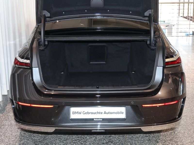BMW 740d xDrive Design Pure Excellence DrivAssProf 3 foto 13