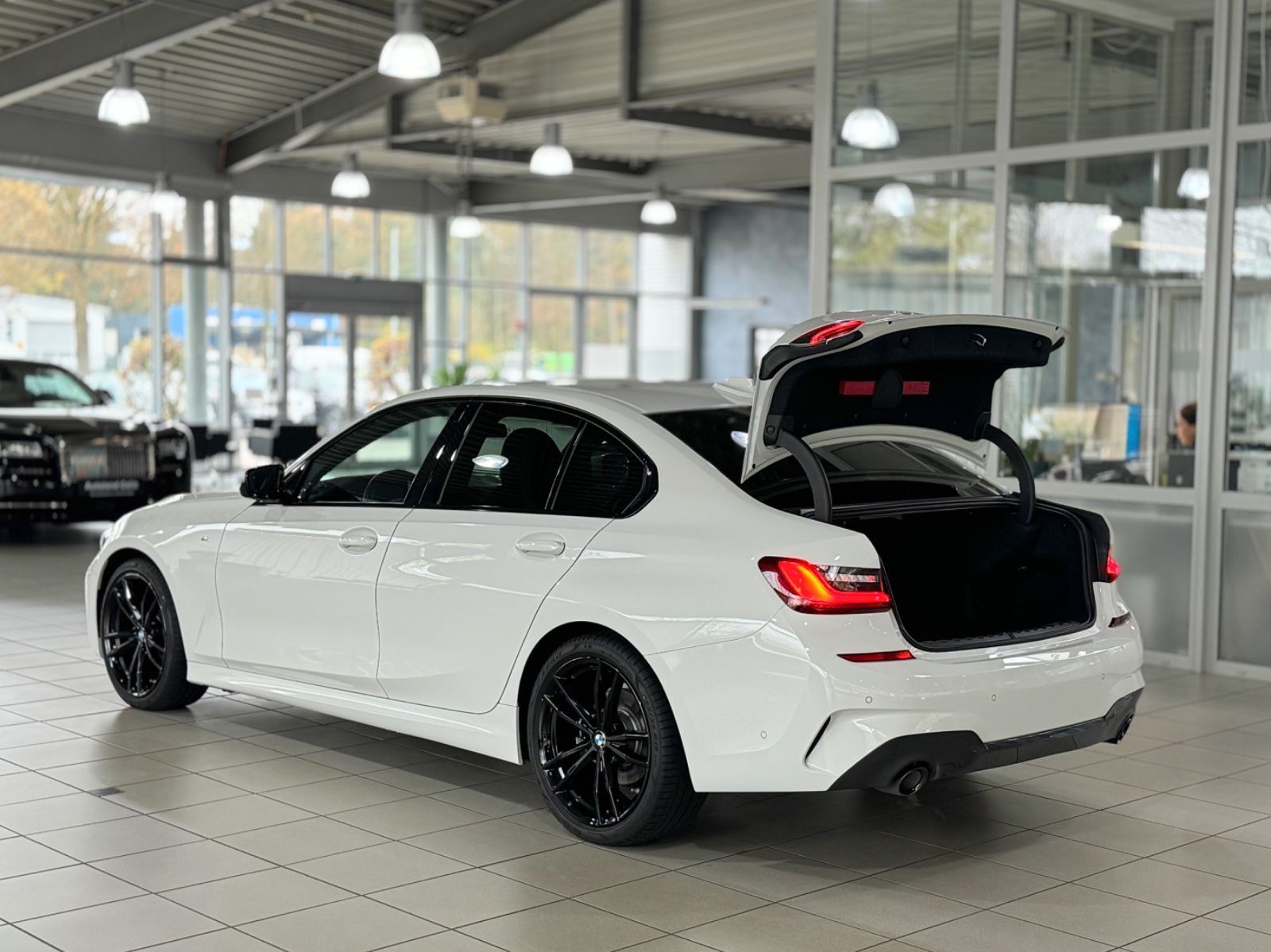 Fahrzeugabbildung BMW 320d M Sport Kamera HiFi DAB Lordos Alarm 19Zoll