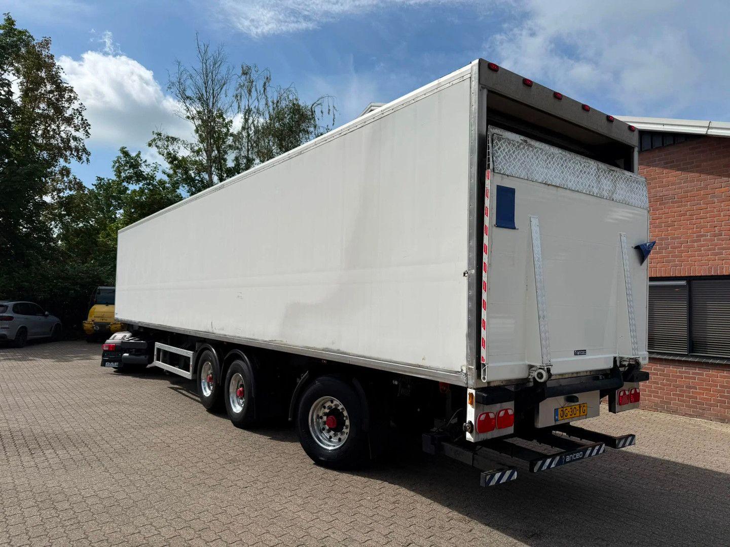 Krone Liftas + Stuuras Carrier Maxima 1200 Laadklep 20