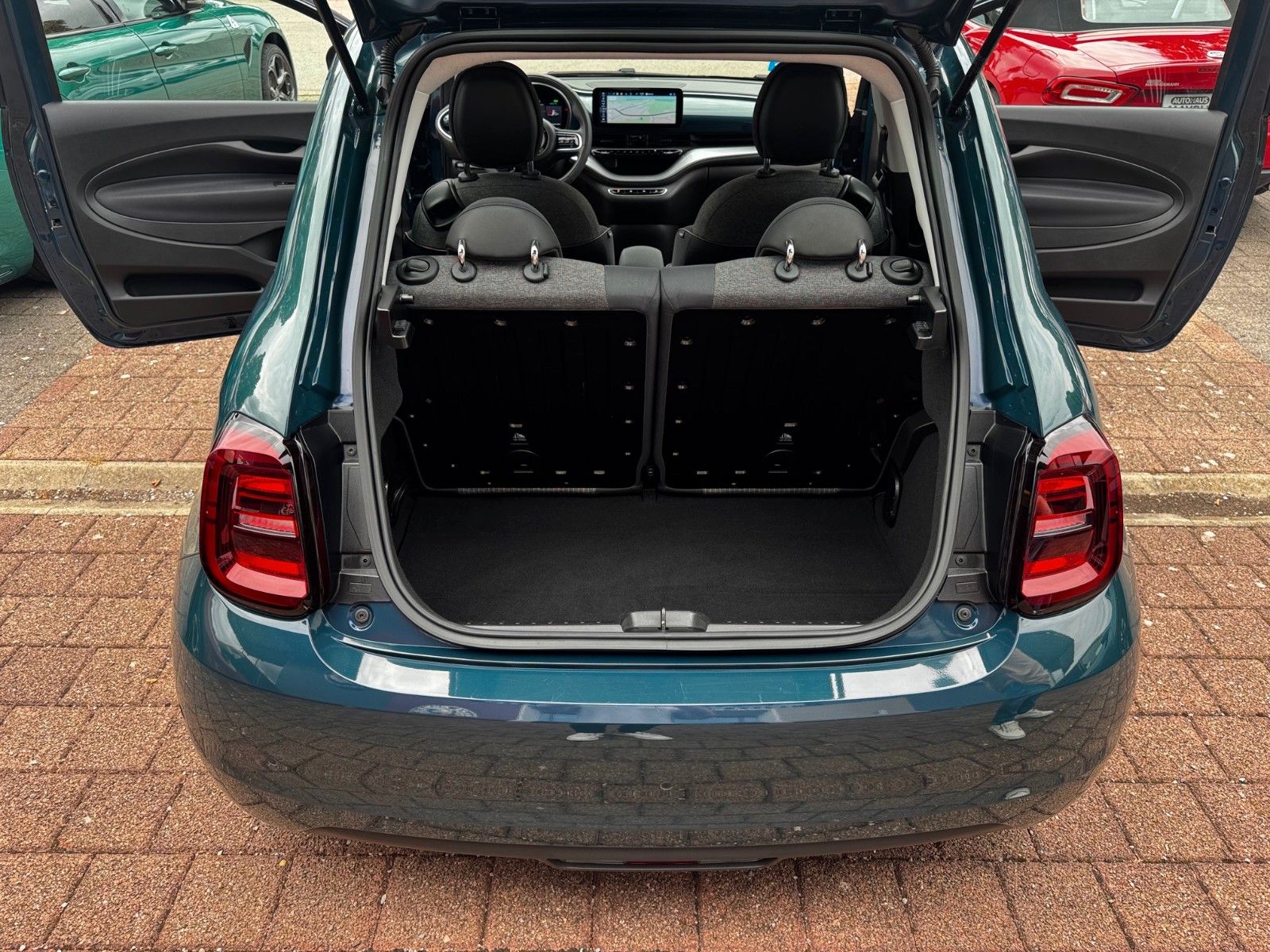 Fahrzeugabbildung Fiat 500e 3+1 Icon NAVI TOTWINKEL LED KLIMAAUT.