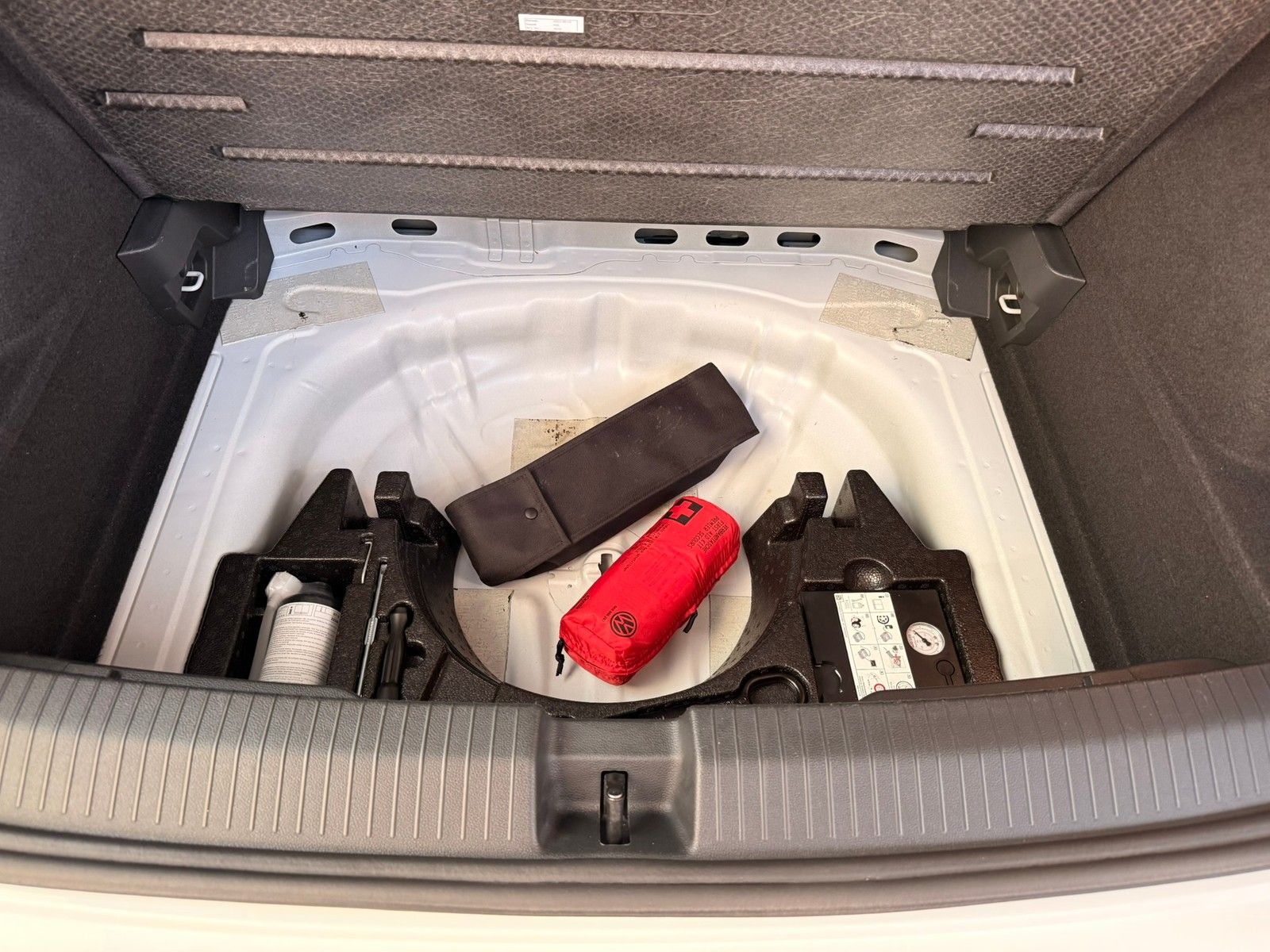 Fahrzeugabbildung Volkswagen T-Roc Life 1,5 TSI DSG +Discover Media +App-Con.