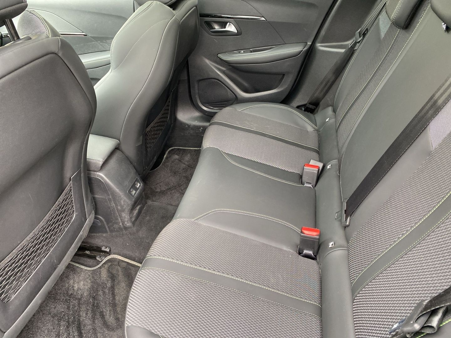 Fahrzeugabbildung Peugeot 208 GT 1.2 PureTech 100 EU6e *Navi*RFK*Sitzh.*LE