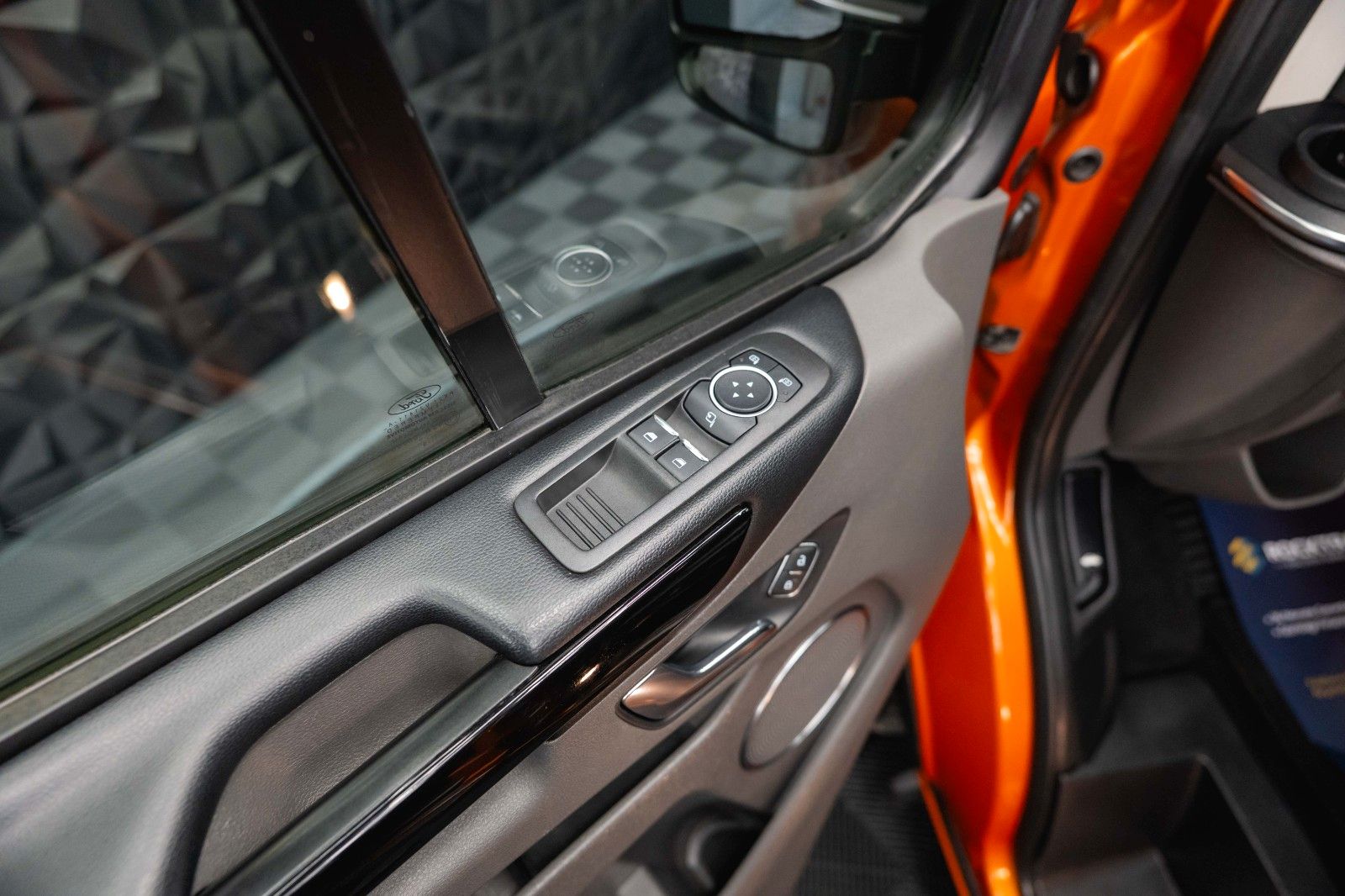 Fahrzeugabbildung Ford Tourneo Custom Kombi 320 L2 Trend Lang 9 Sitze