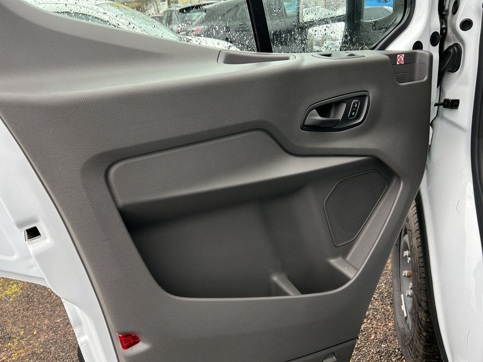 Fahrzeugabbildung Ford Transit L4 Einzelkabine Koffer GJR Ladebordwand