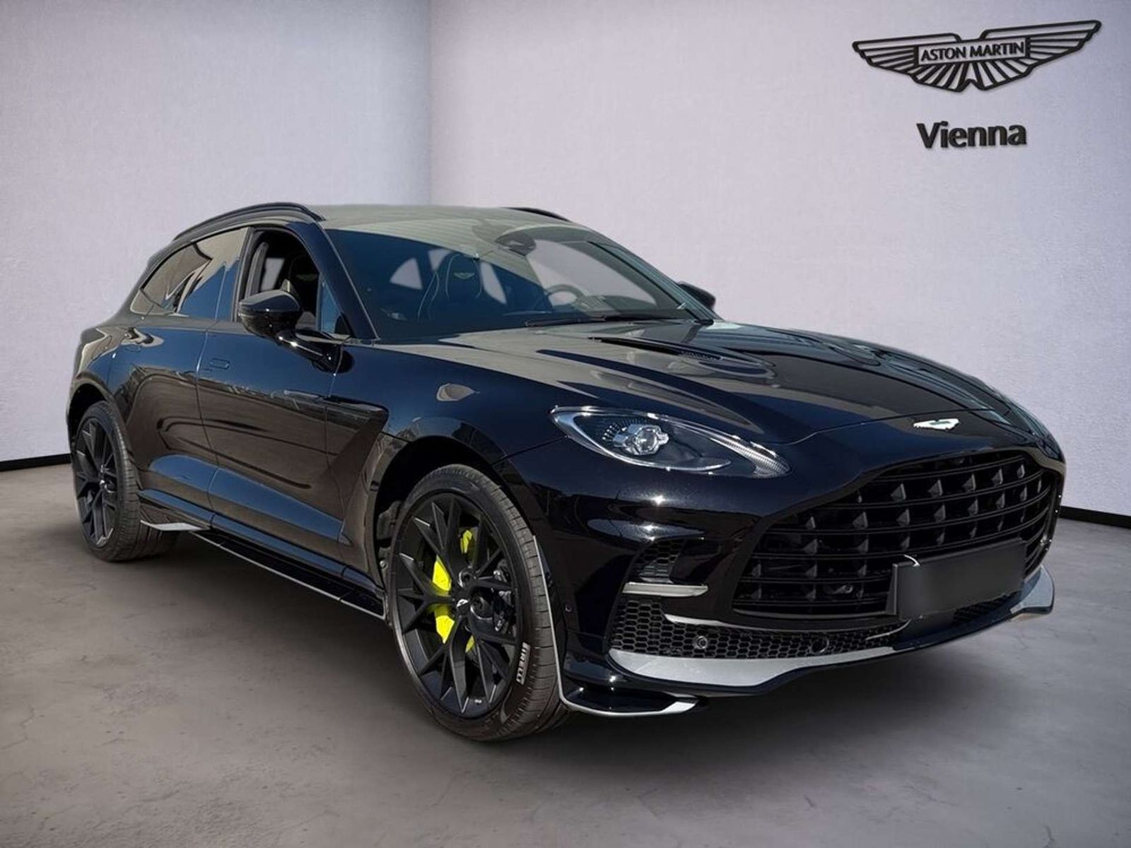 Aston Martin DBX 707  | OnyxBlack | AMR24 | Pano | B&W | 23'' imagem 2