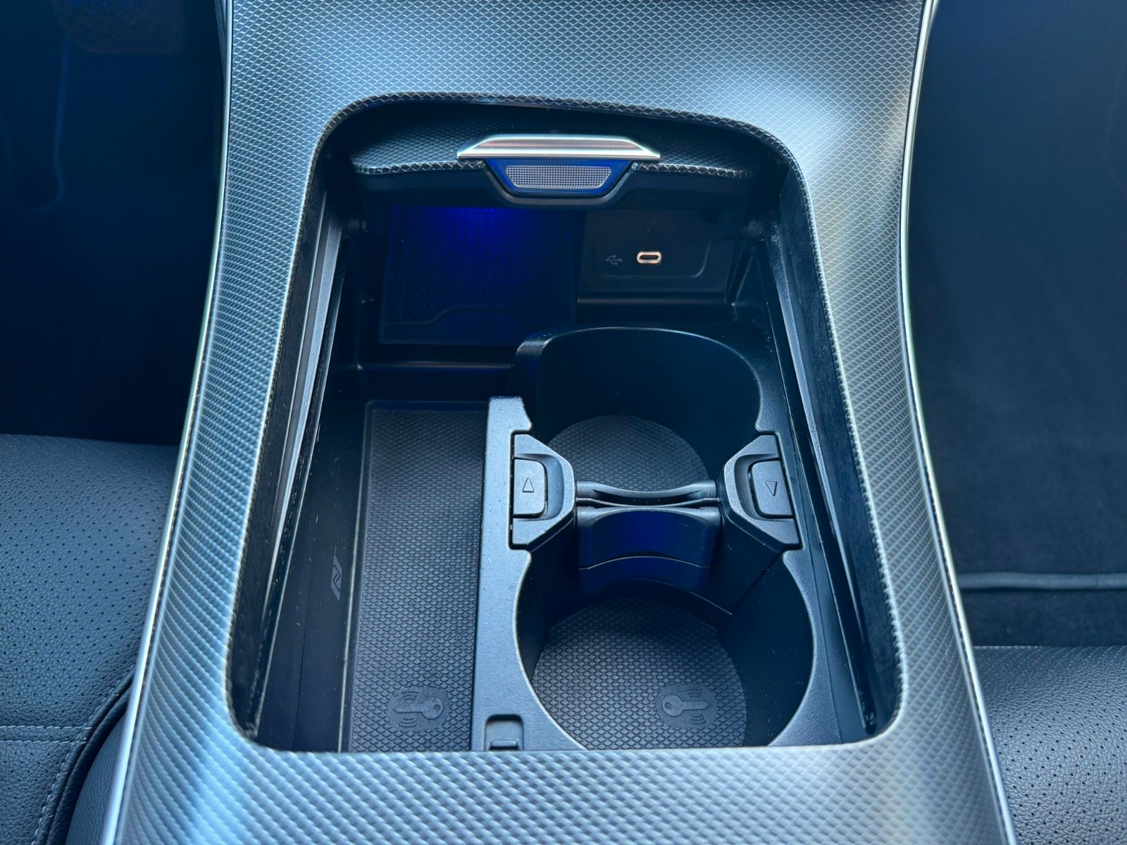 Fahrzeugabbildung Mercedes-Benz C 300e T Avantgarde AHK+Distr+Night+Ambiente+RFK