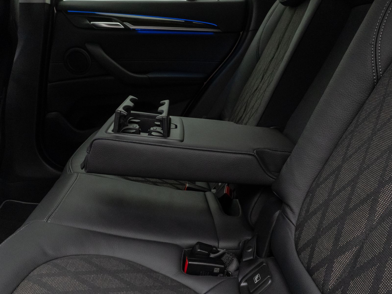 Fahrzeugabbildung BMW X1 sD20i xLine Kamera HUD DAB HiFi AHK Sport 18"