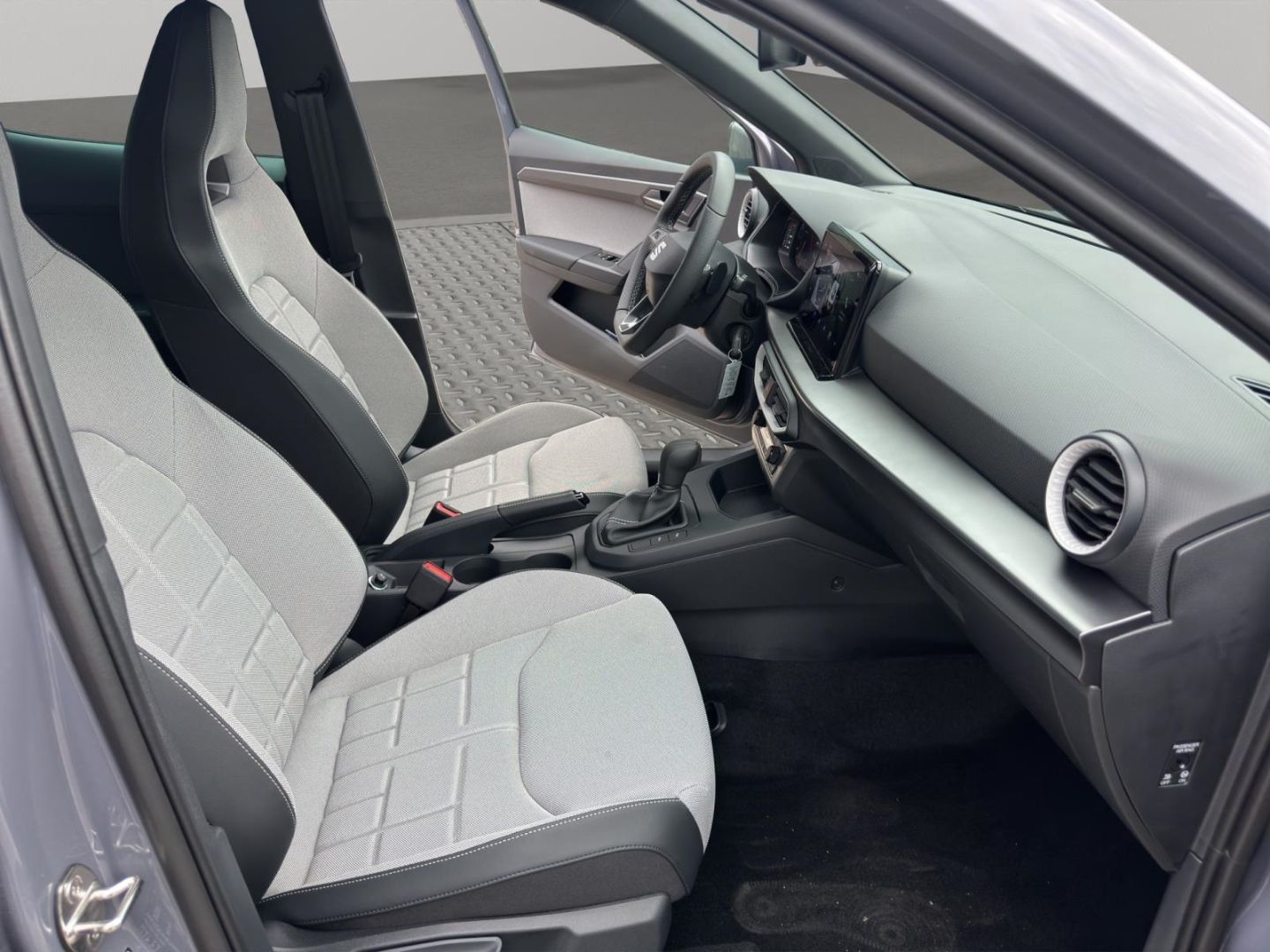 Fahrzeugabbildung SEAT Arona 1.0 TSI 85 kW FR Navi Digitales Cockpit LE