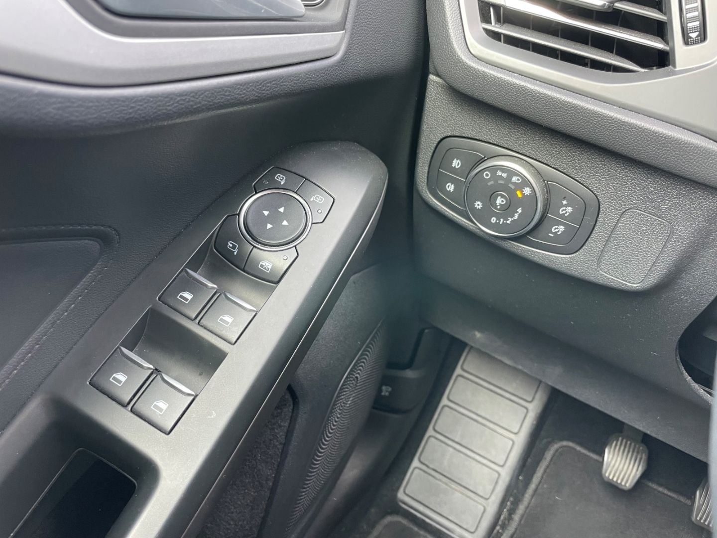 Fahrzeugabbildung Ford Focus C&C MHEV Kamera VerkehrszeichenERK DAB
