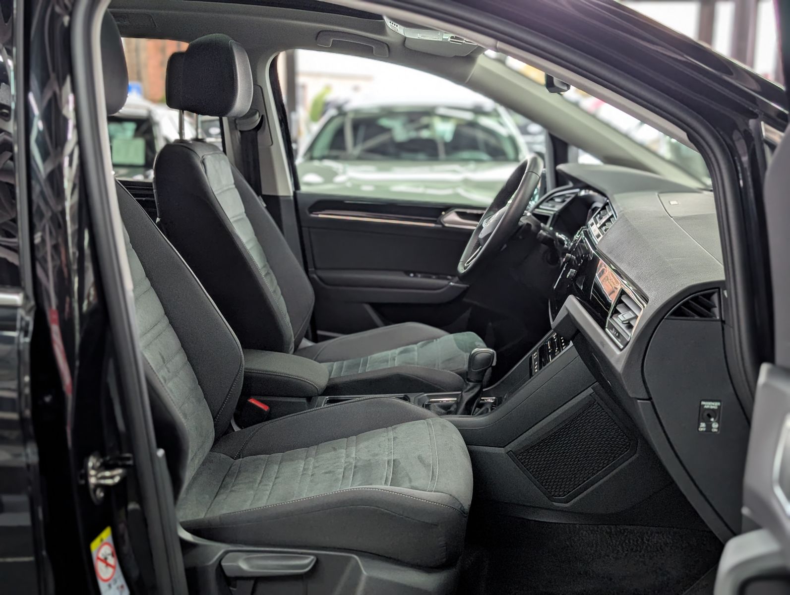 Fahrzeugabbildung Volkswagen Touran R-LINE HIGHLINE BLACK PANO AHK 7S KINDERS