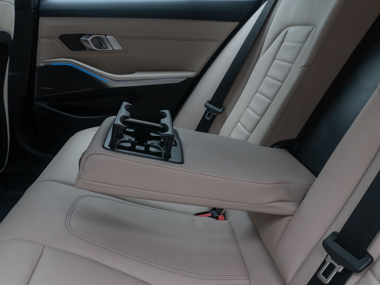 Fahrzeugabbildung BMW 330i MSport DAB Memory Kamera H/K Komfort 19Zoll