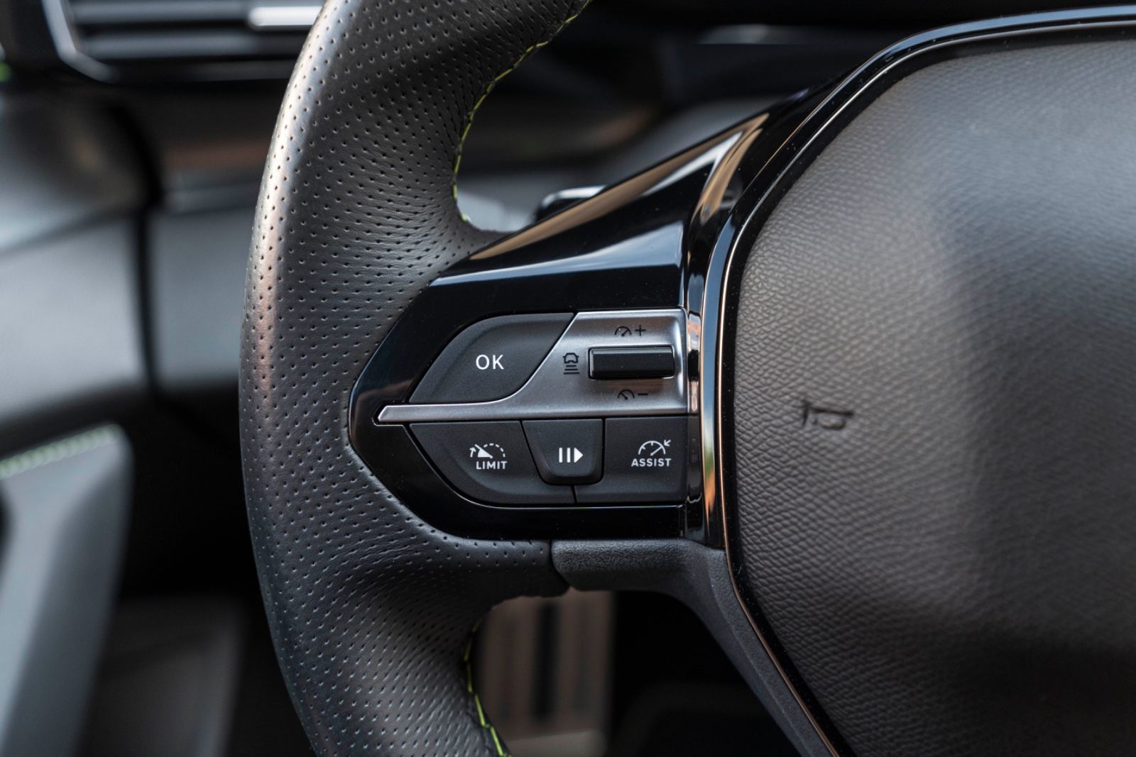 Fahrzeugabbildung Peugeot 408 PureTech 130 GT ACC 360° LED CARPLAY