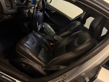 Volvo V40 Cross Country - 12