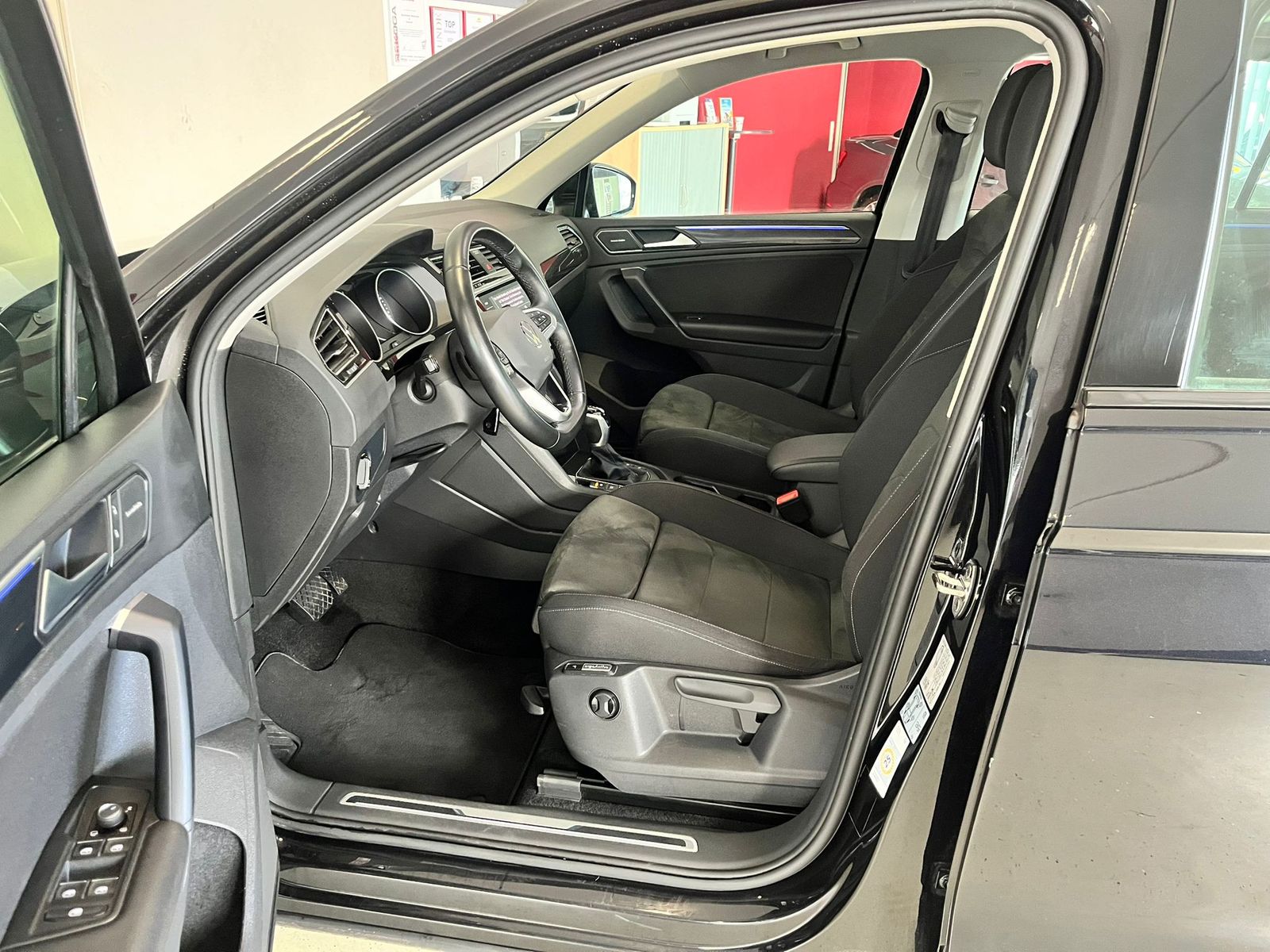 Fahrzeugabbildung Volkswagen Tiguan Life 2,0 TDI ACC/LED/AHK/SHZ/StHz/HARMAN