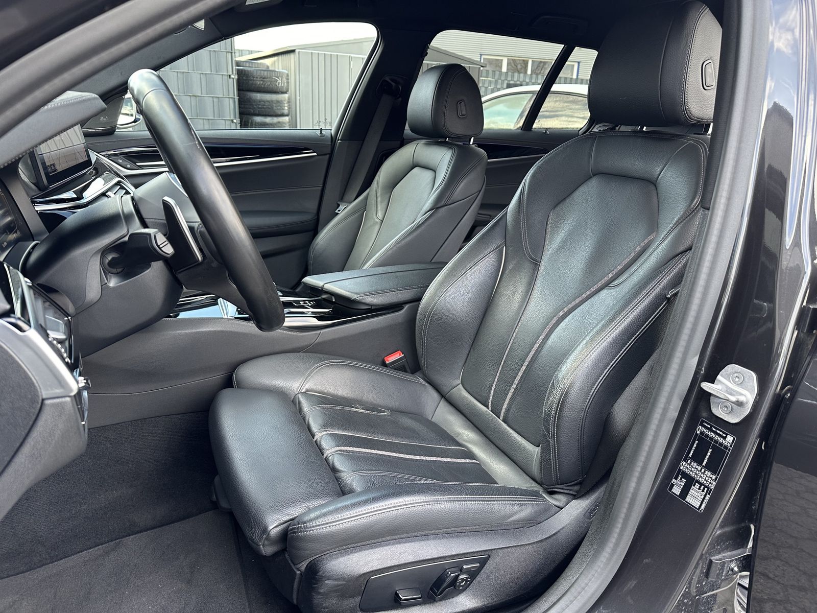 Fahrzeugabbildung BMW 520d Touring Luxury-Line NAV+LED+HEAD-UP+H&K+KAM