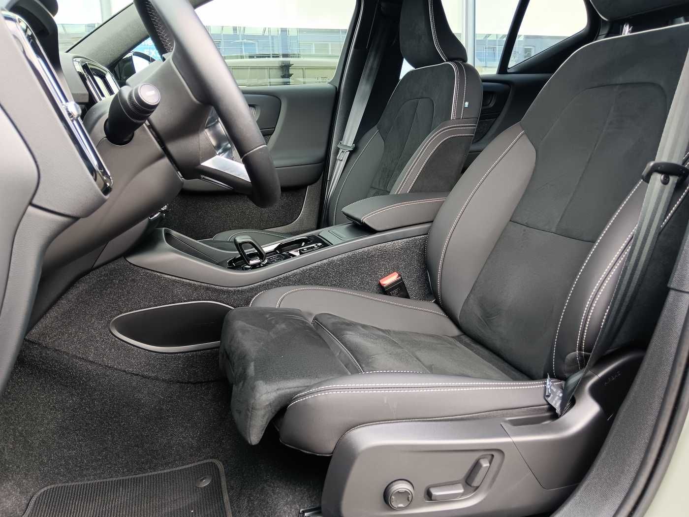 Fahrzeugabbildung Volvo XC40 B4 Automatik Plus Dark '360 Cam, GJR'