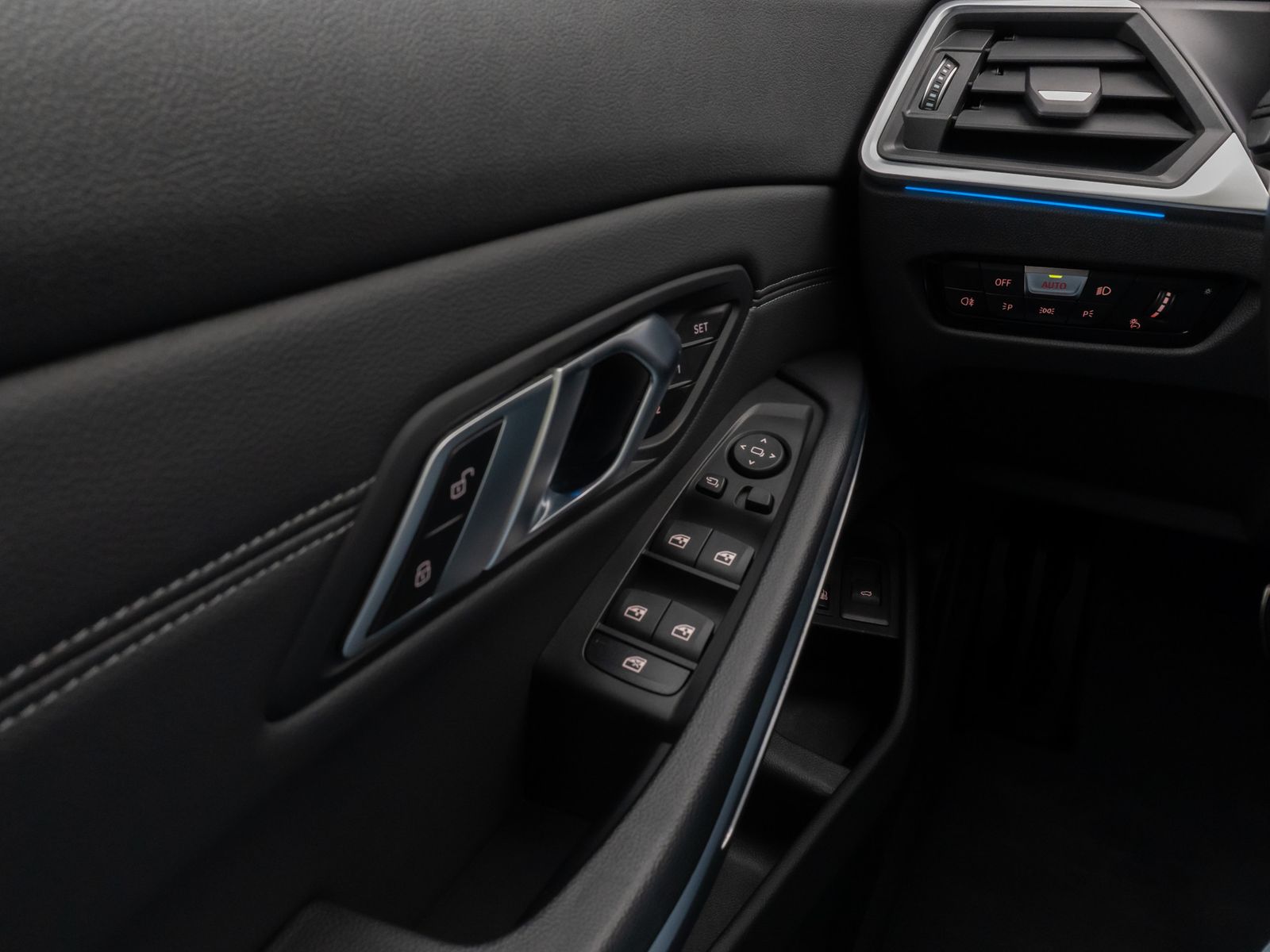 Fahrzeugabbildung BMW 330e xD M Sport Panorama Kamera HUD H/K AHK 19"