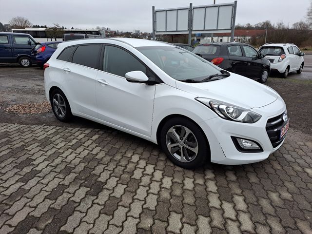 Hyundai i30 cw blue Trend**GARANTIE**