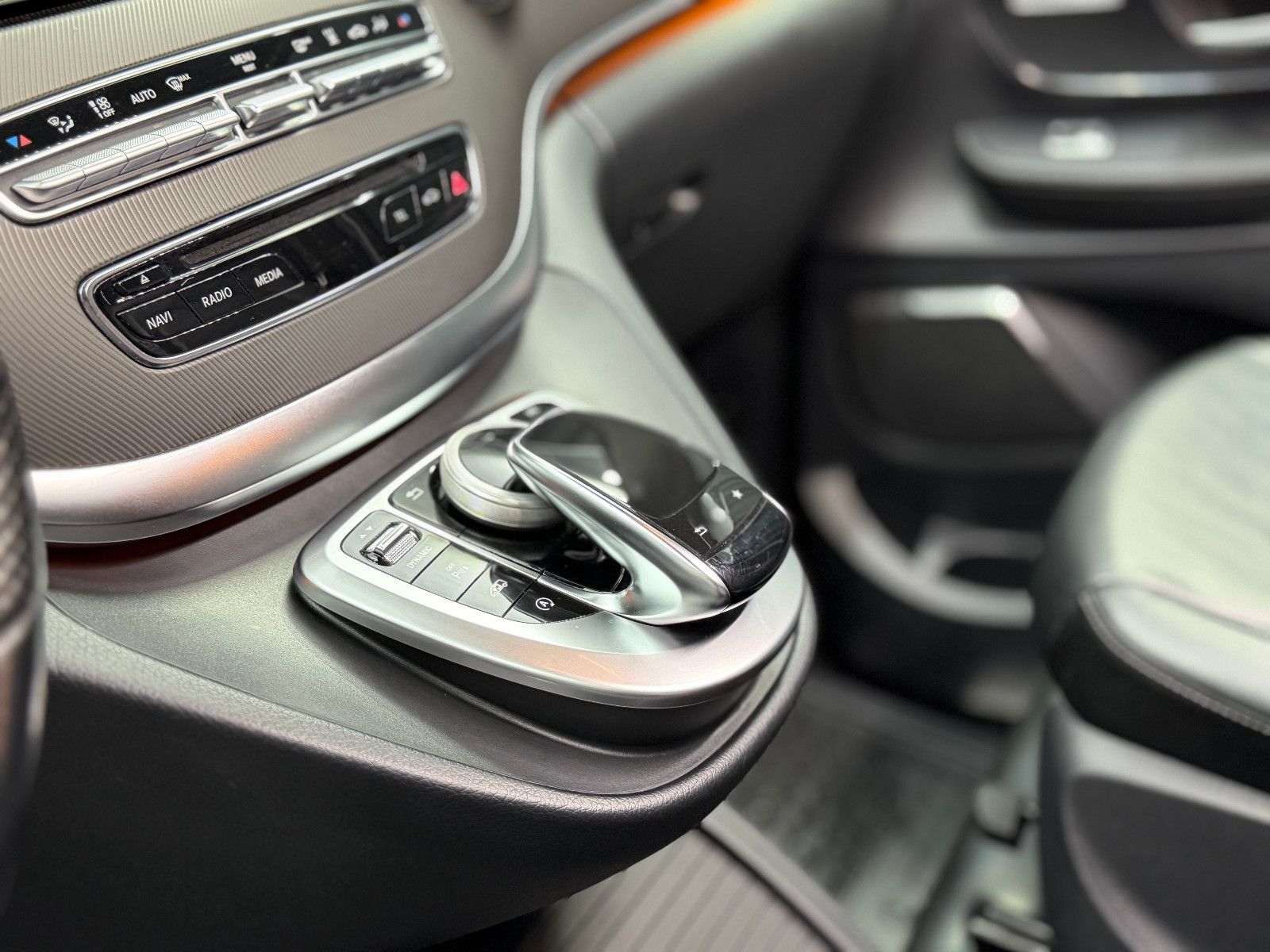 Fahrzeugabbildung Mercedes-Benz V250d NIGHT EDITION 4MATIC lang AMG-LINE|360°|