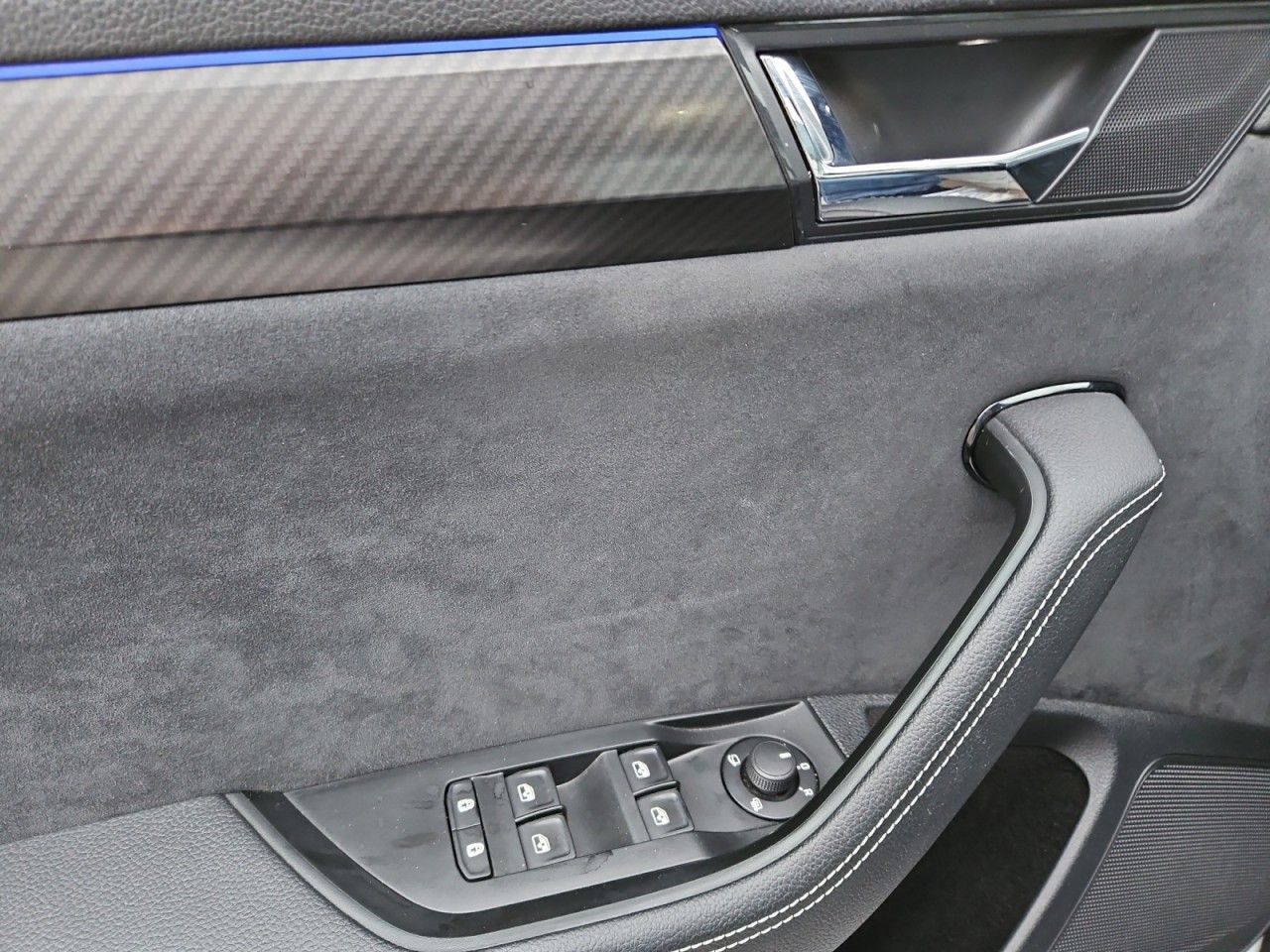 Fahrzeugabbildung SKODA Superb Sportline iV AHK NAVI Standheizung