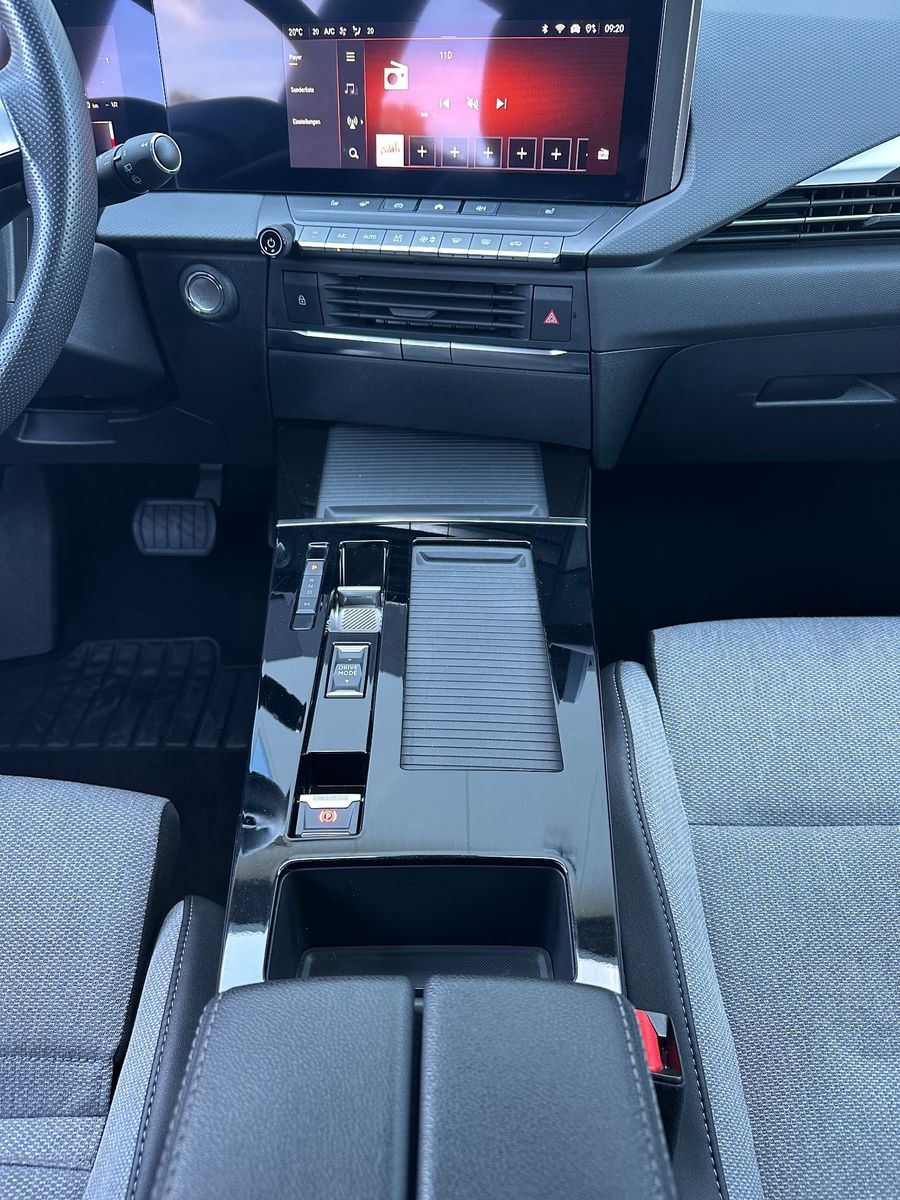 Fahrzeugabbildung Opel Astra SpT 1.5 D Aut. Business Elegance NAV+LED