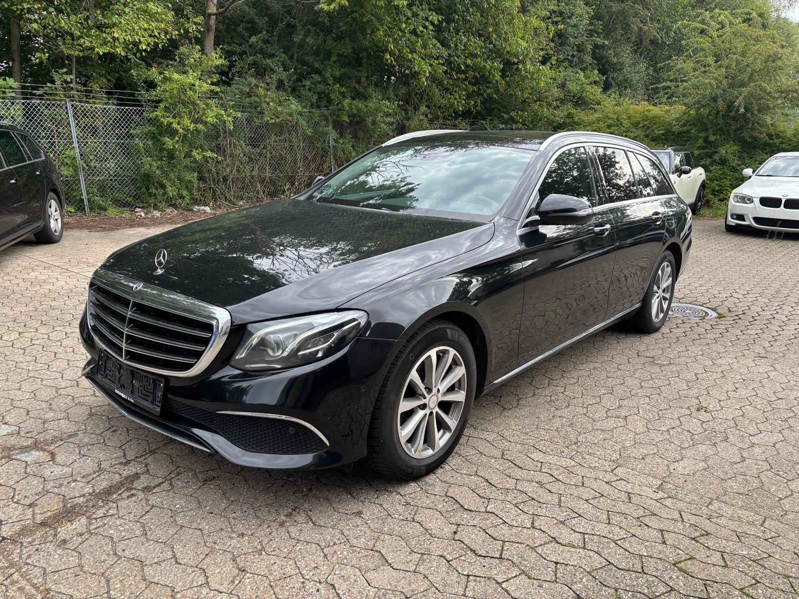Mercedes-Benz E220d *PANORAMA*NAVI*LED*KAMERA*PDC*
