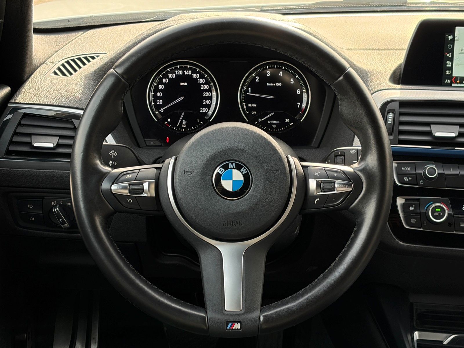 Fahrzeugabbildung BMW 120i M Sport Shadow Aut. SHZ PDC LED Navi TEMP