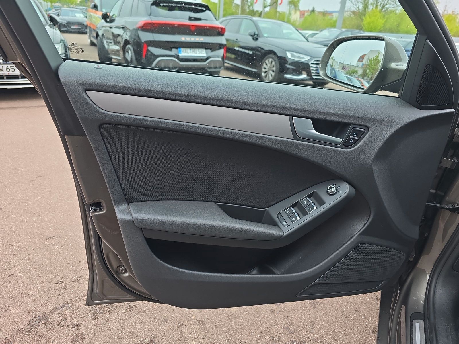 Fahrzeugabbildung Audi A4 Avant 1.8 TFSI Attraction 1.HAND XENON AHK