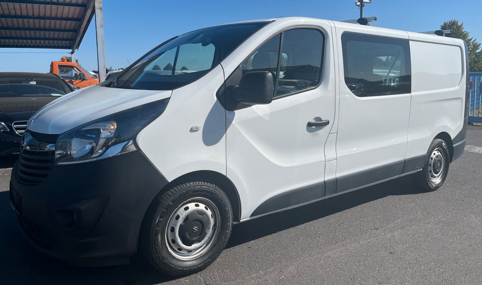 Opel Vivaro - 1