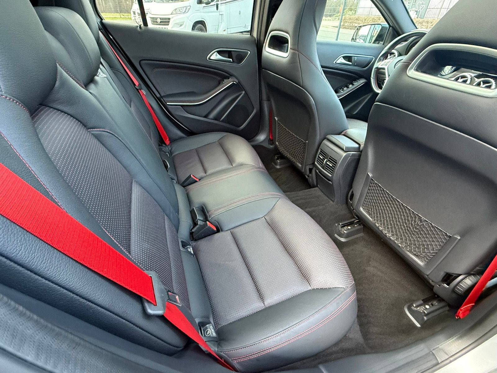 Fahrzeugabbildung Mercedes-Benz GLA 200 AMG Line PANO NAVI LEDER PDC WINTERRÄDER