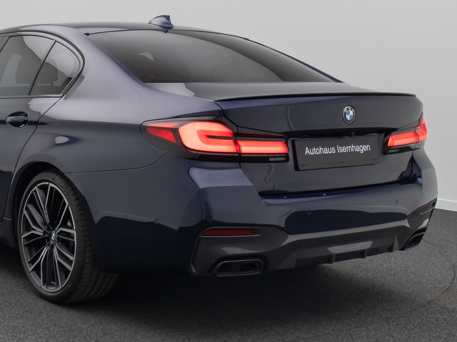 Fahrzeugabbildung BMW M550i xD B&W Laser 360°HUD DAB Komfort 20Zoll
