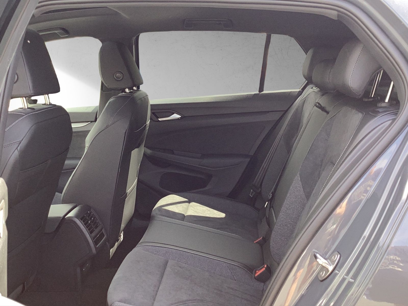 Fahrzeugabbildung Volkswagen Golf VIII eTSI Edition 50 DSG Matrix AHK Pano HU