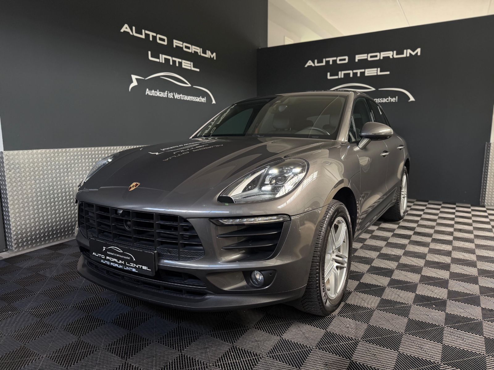 PORSCHE Macan