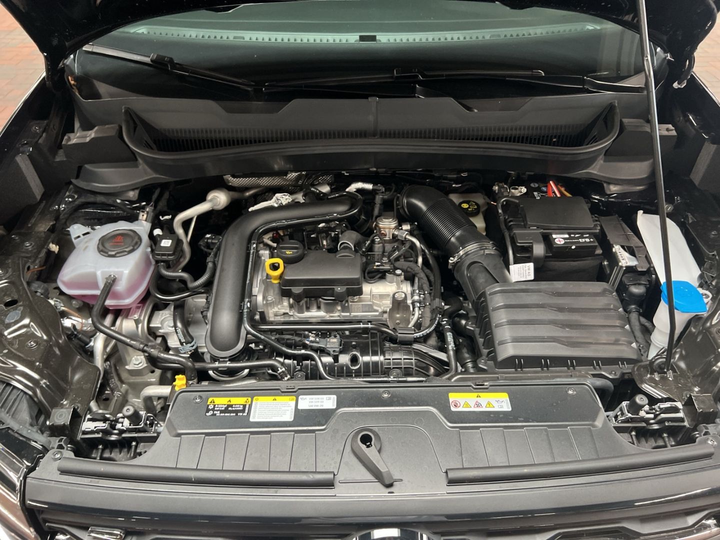 Fahrzeugabbildung Volkswagen T-Cross R-Line 1.0 TSI Sportpaket AHK-abnehmbar