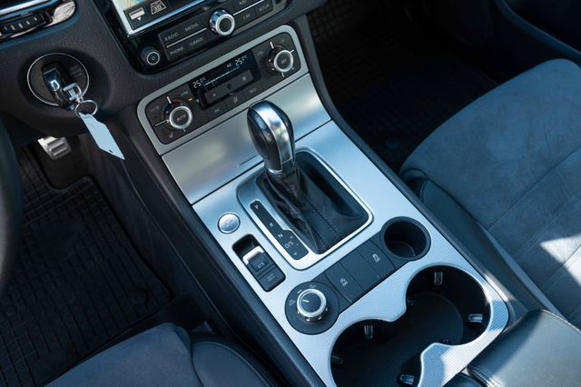 Fahrzeugabbildung Volkswagen TOUAREG 3.0 TDI V6 R-LINE PLUS PANO AHK MEMORY