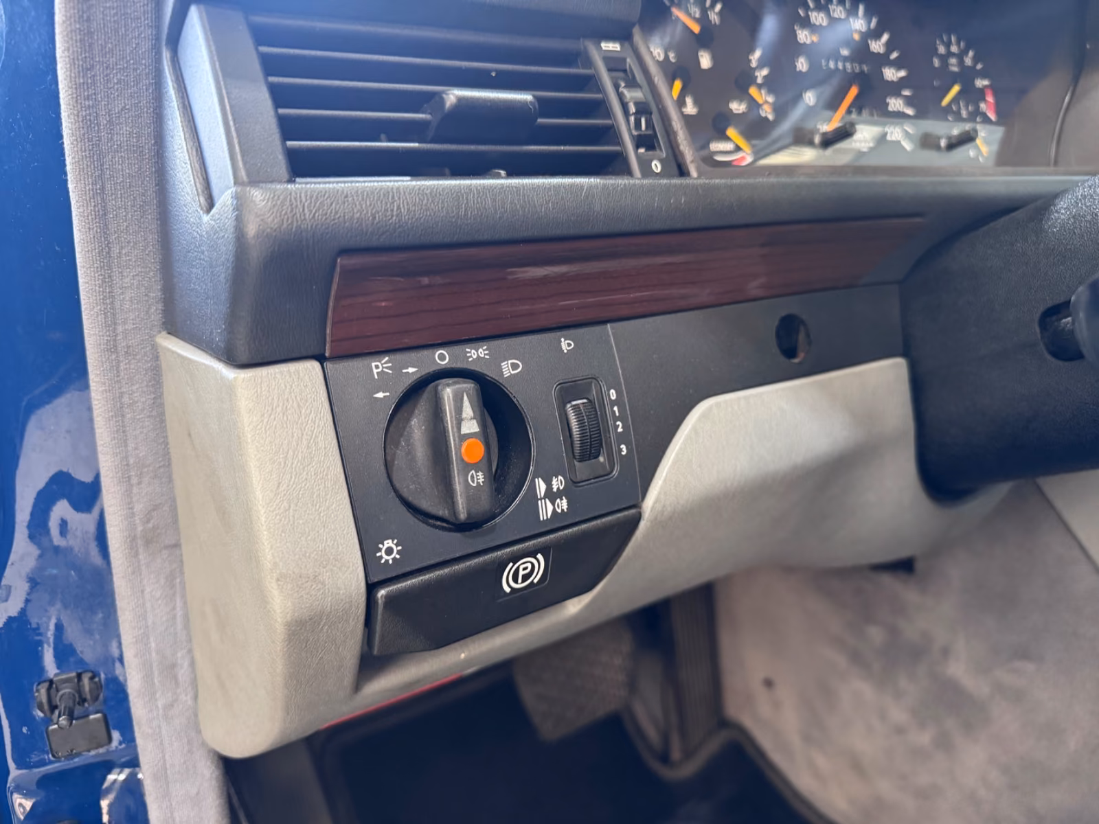 MERCEDES-BENZ E 230 132 ch BVA W124 - CLIM - CHAUFFAGE STATIONNAIRE - CUIR - ATTELAGE - 244600 km