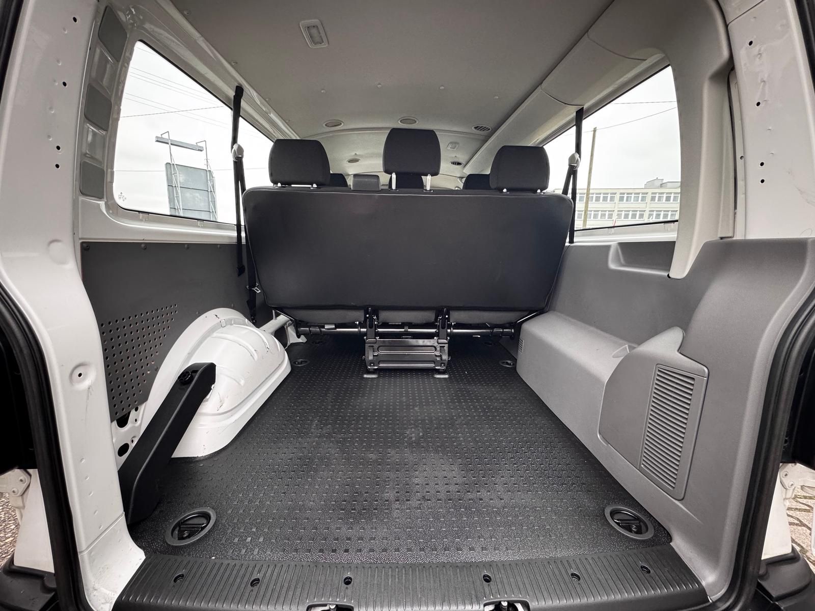 Fahrzeugabbildung Volkswagen T6.1 Transporter Kombi lang FWD 2.0 TDI 9-Sitzer